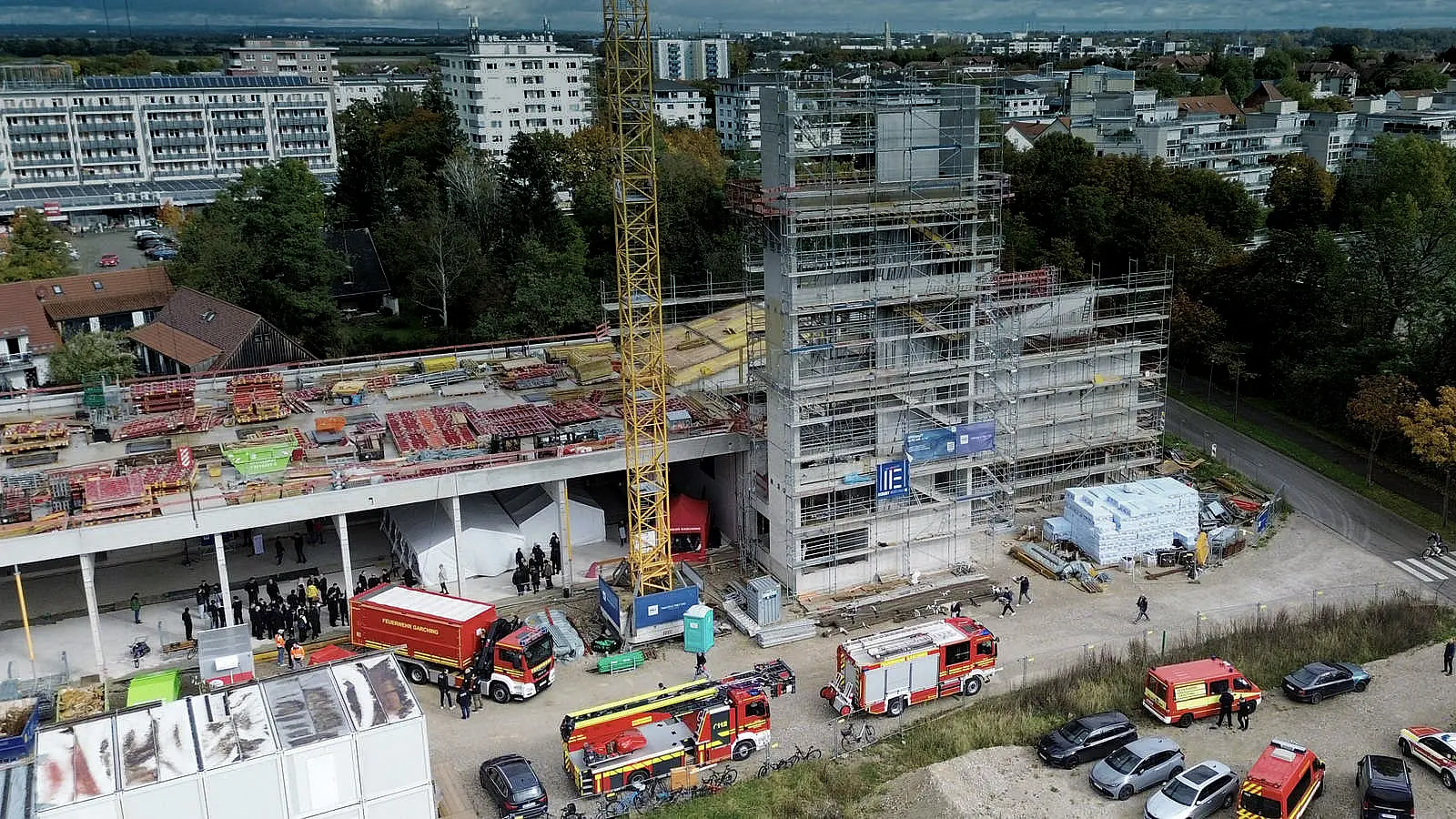 Baustelle mit Kränen.