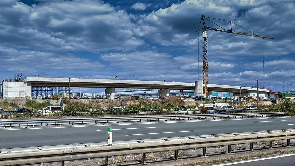Baustelle mit Kran.