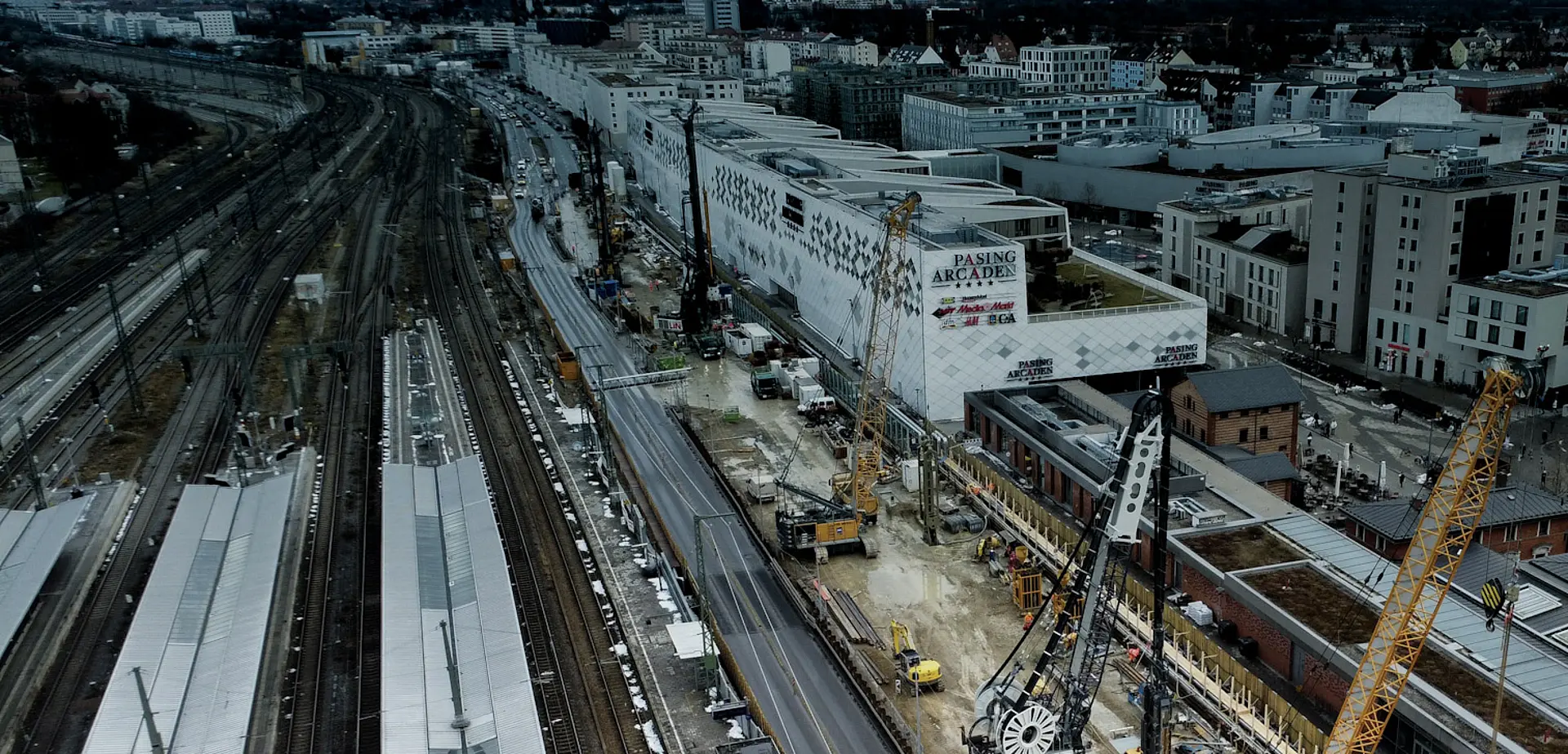 Baustelle aus der Vogelperspektive mit großen Baumaschinen.