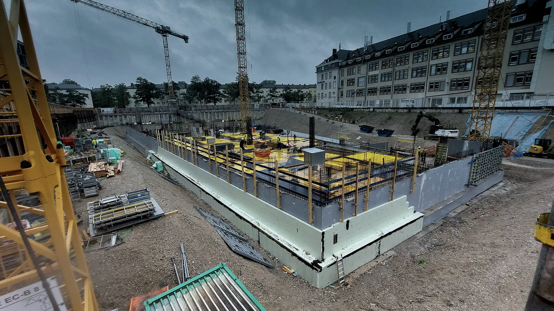 Baustelle mit Kränen.
