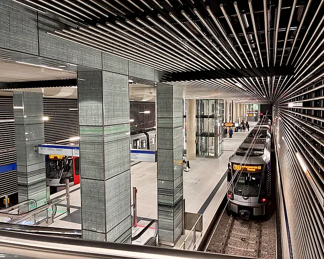 Blick auf den Bahnsteig.