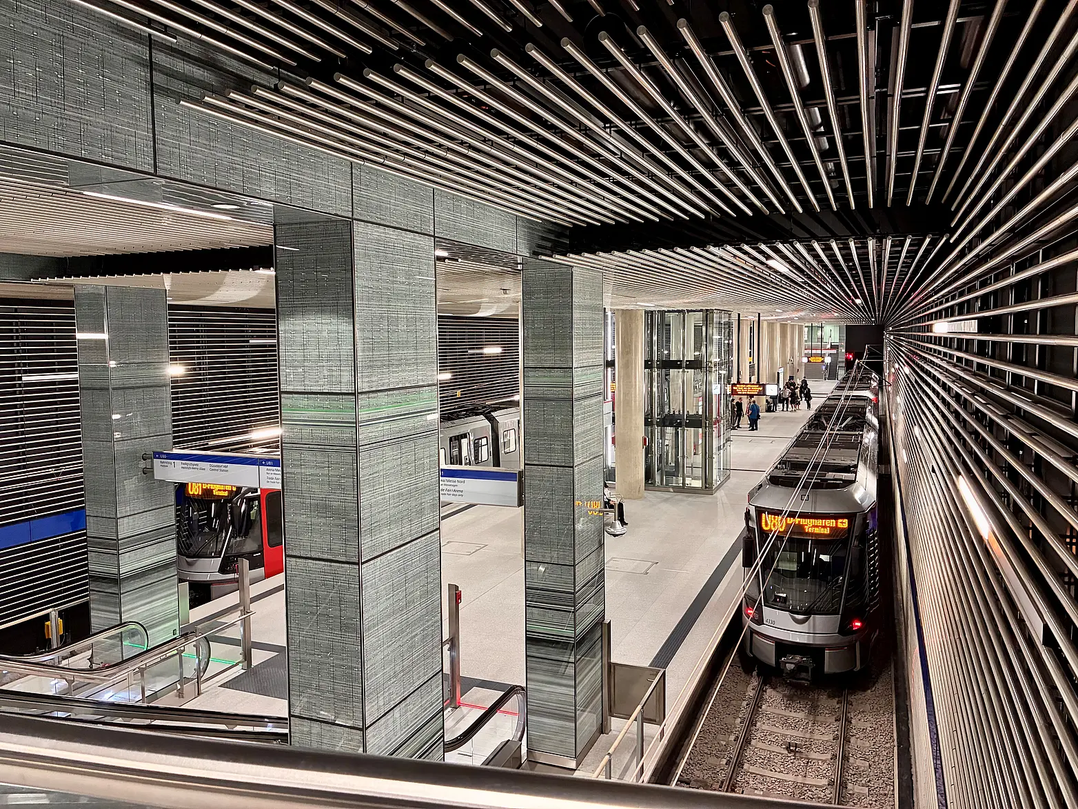 Blick auf den Bahnsteig.