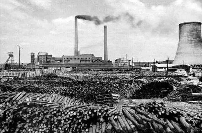 Schornsteine und Kraftwerk.