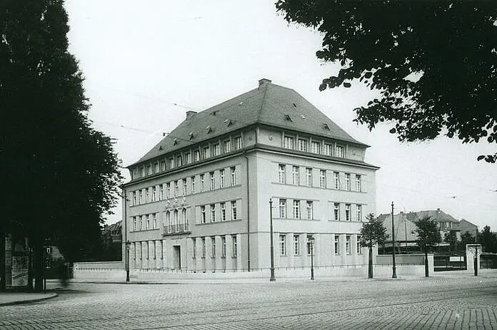 Ein Gebäude auf einem schwarz-weißen Foto.