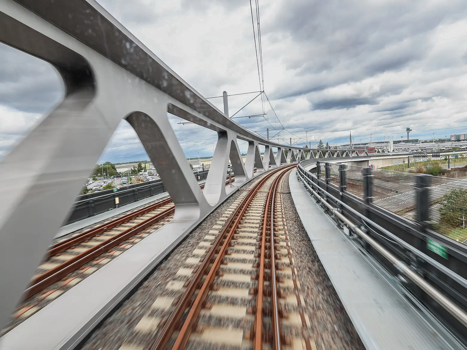 Blick auf die Brücke mit Bahnschienen.