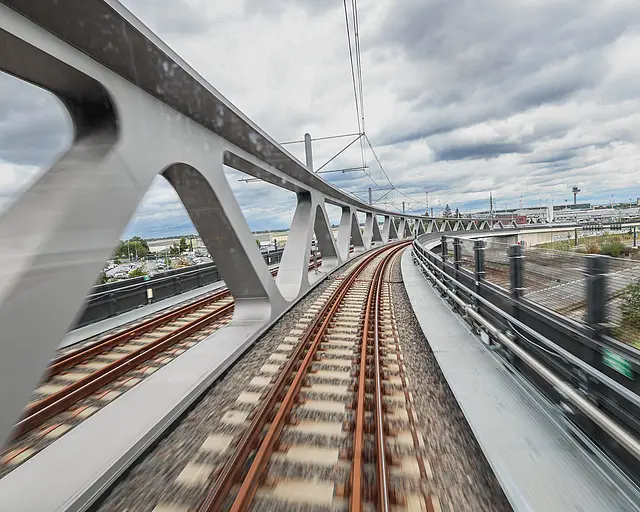 Blick auf die Brücke mit Bahnschienen.