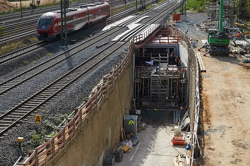 Eingang eines Tunnels unter Gleisen. 