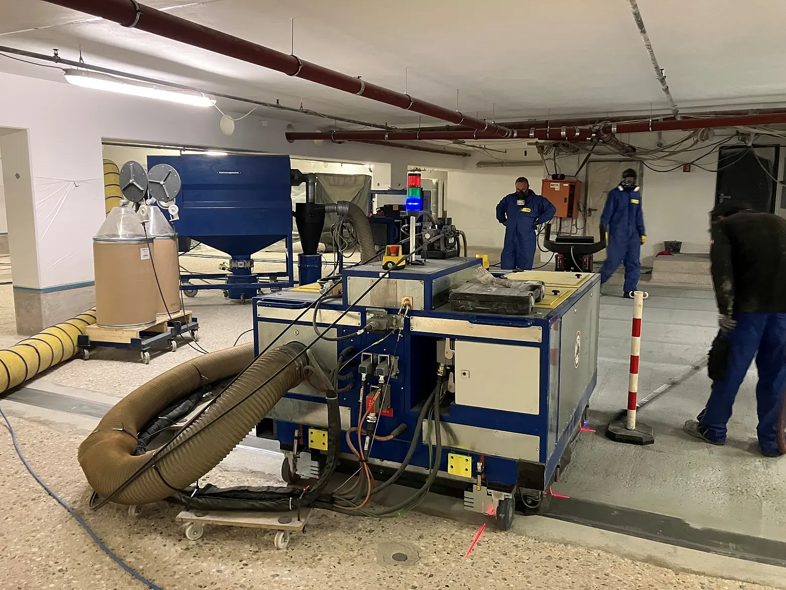 Maschine in Tiefgarage.