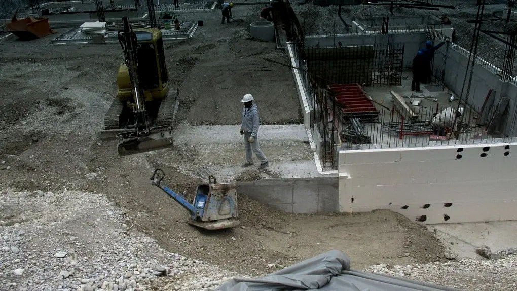 Ansicht auf die Baustelle mit Baugeräten, Beton.