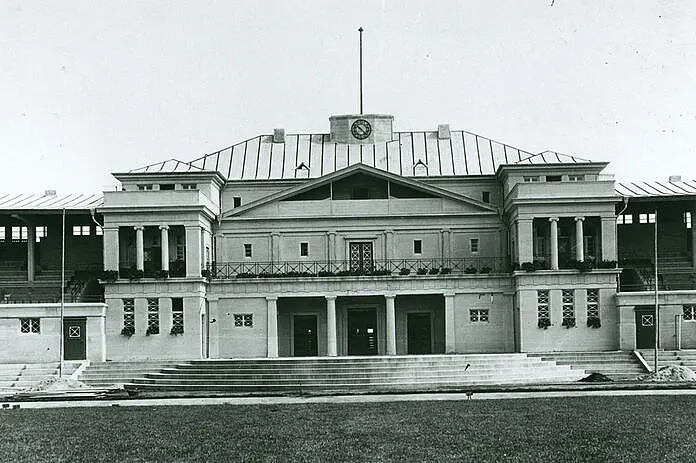 Das Waldstadion in Frankfurt schwarz-weiß.