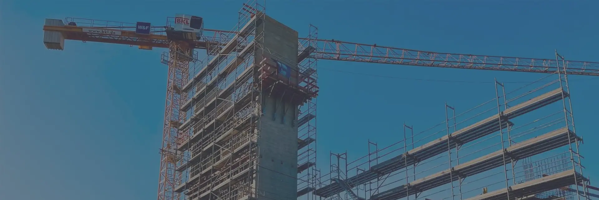 Ein Kran baut ein Gebäude