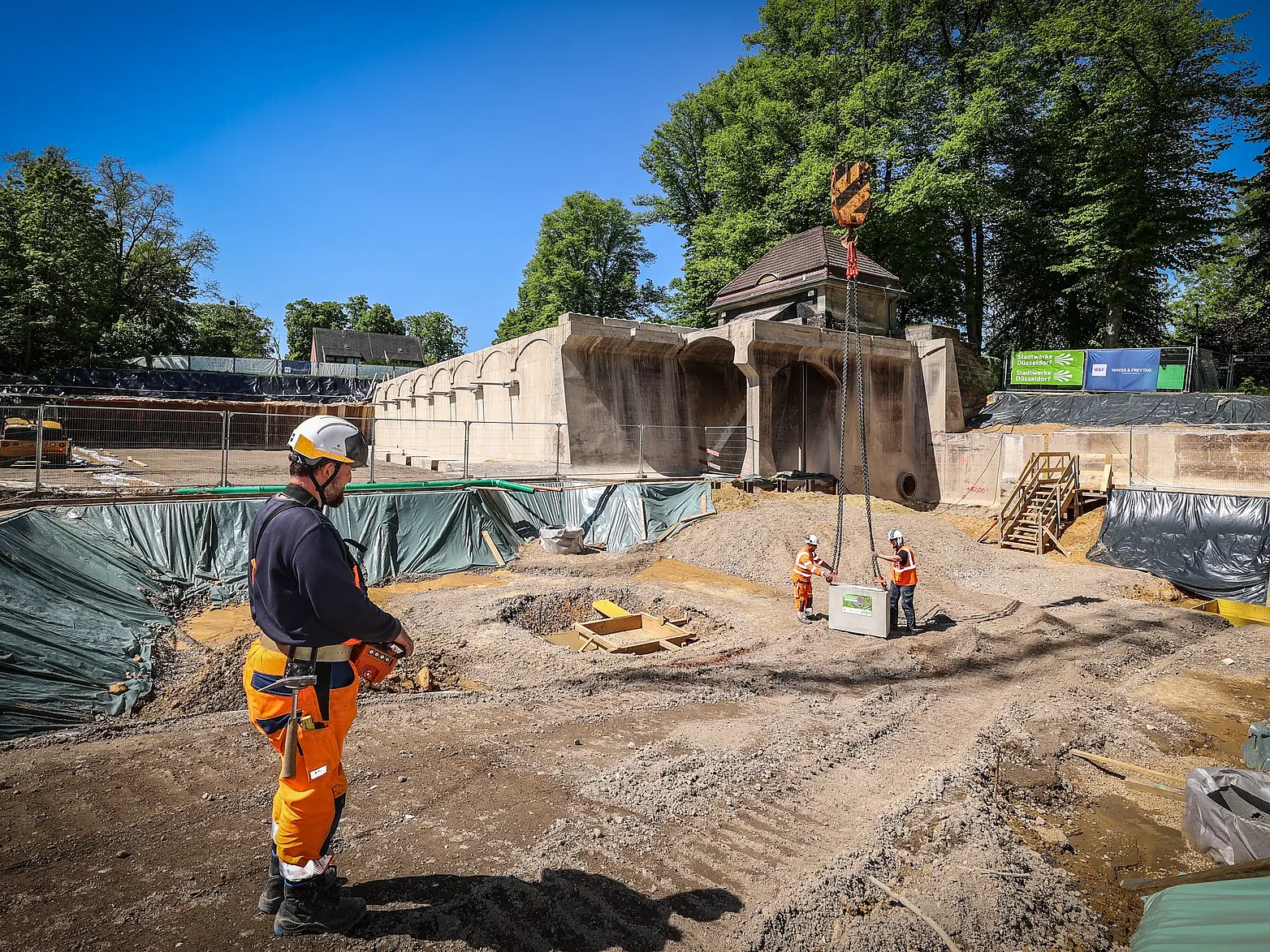 Ein Baugeräteführer auf der Baustelle.