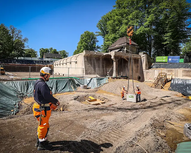 Ein Baugeräteführer auf der Baustelle.