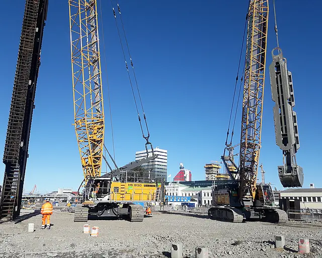 Zwei Baumaschinen zur Herstellung von Schlitzwänden.