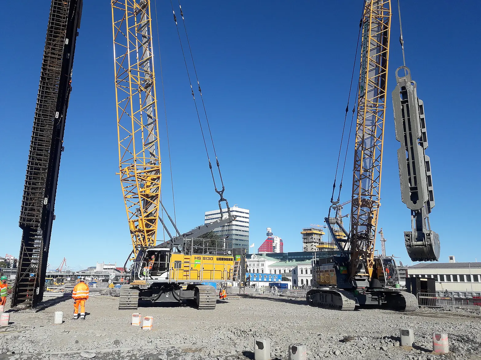 Zwei Baumaschinen zur Herstellung von Schlitzwänden.