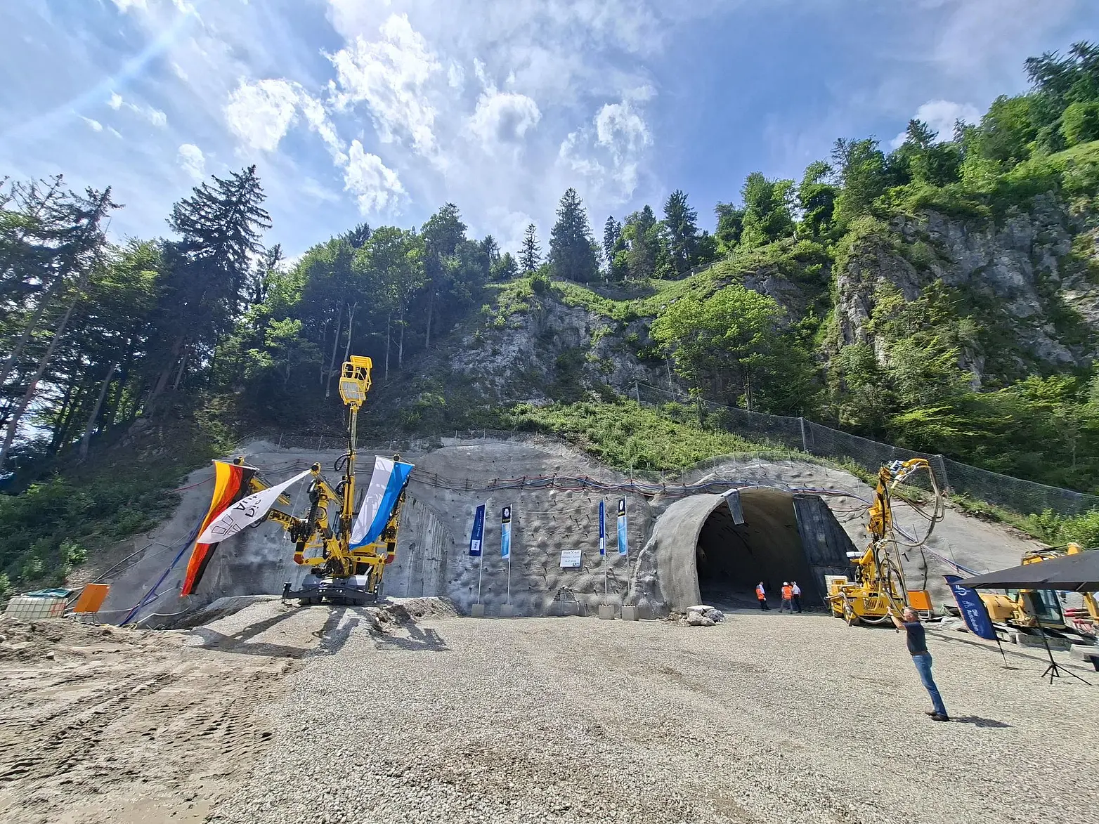 Start des Baus für zwei Tunnelröhren.