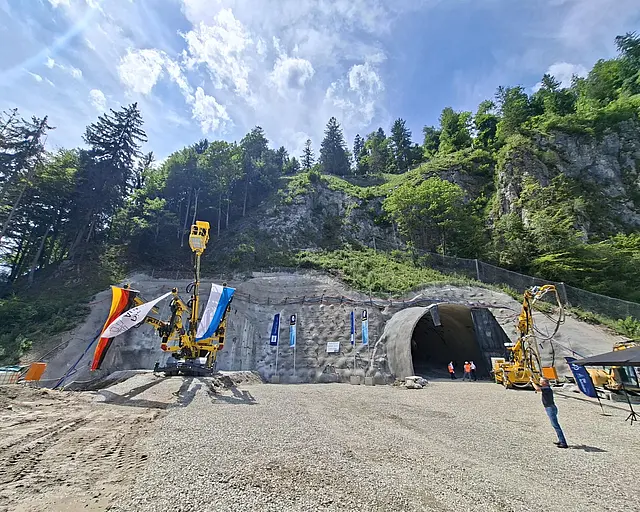 Start des Baus für zwei Tunnelröhren.