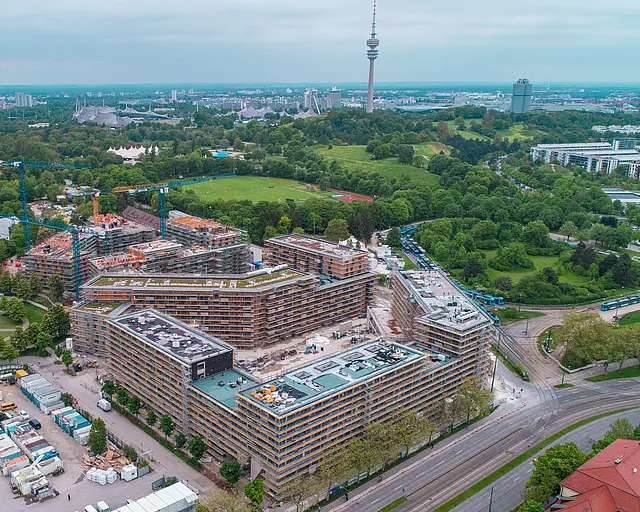 Eine Baustelle, ein Neubau eines großen Gebäudes aus der Vogelperspektive.