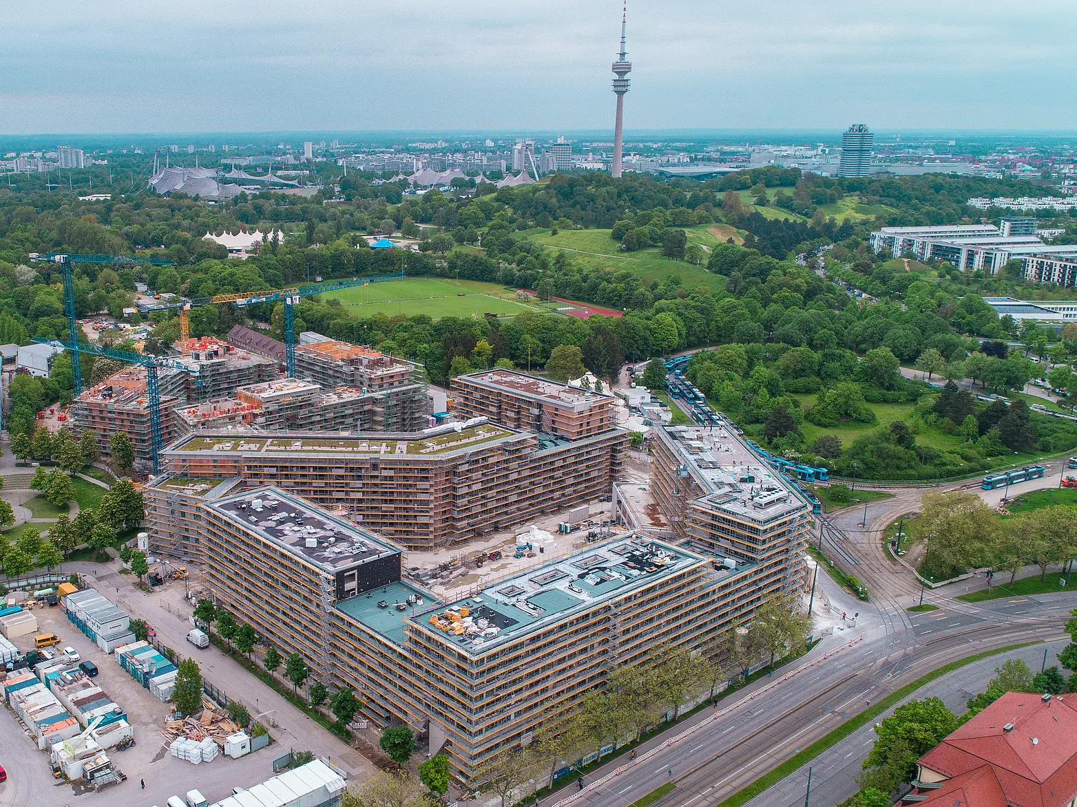 Eine Baustelle, ein Neubau eines großen Gebäudes aus der Vogelperspektive.