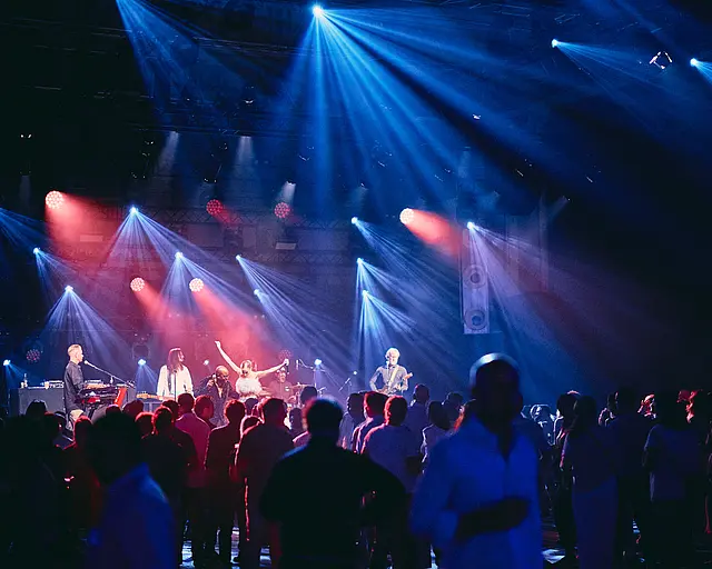 Menschen tanzen auf einer Feier zu einer Band.