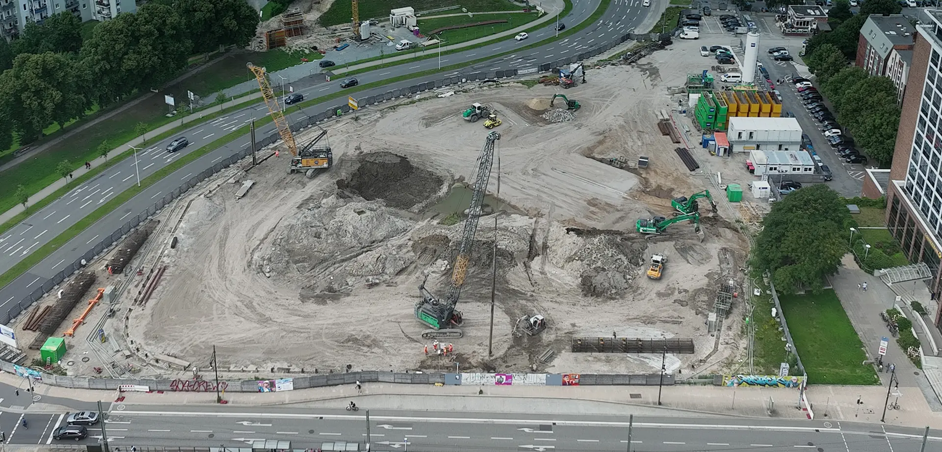 Baustelle aus Vogelperspektive mit Baugerät.
