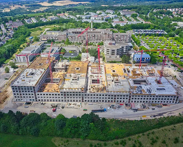 Der Neubau eines Klinikums aus der Vogelperspektive.