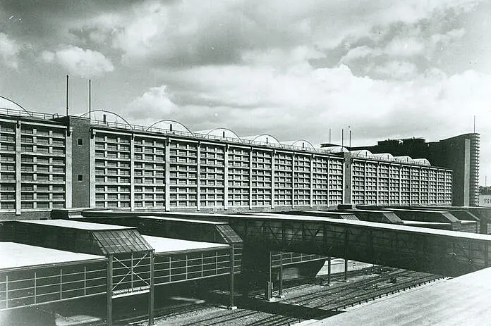 Die Großmarkthalle Frankfurt in schwarz-weiß. 
