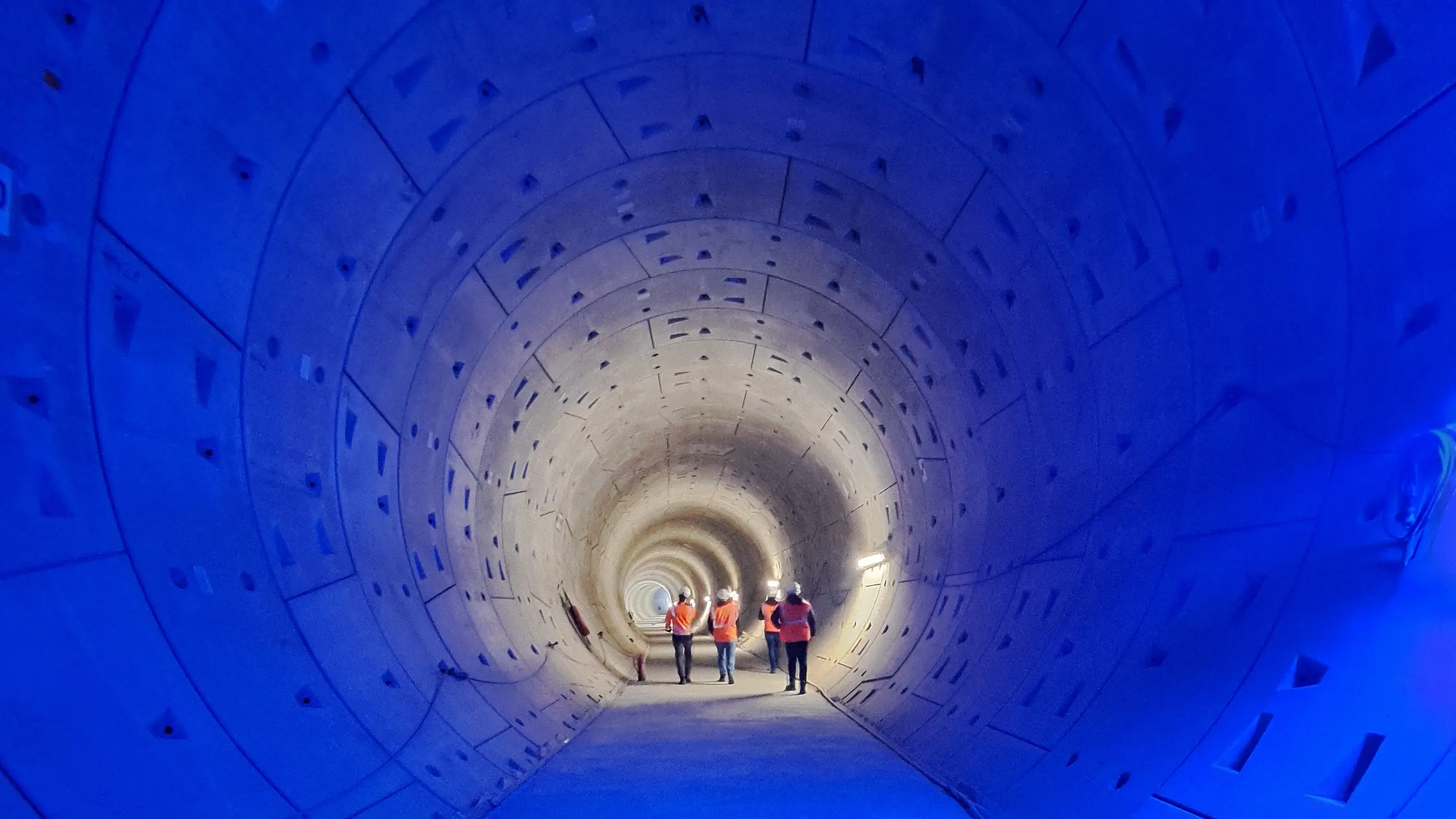Das innere eines Tunnels in blauem Licht.