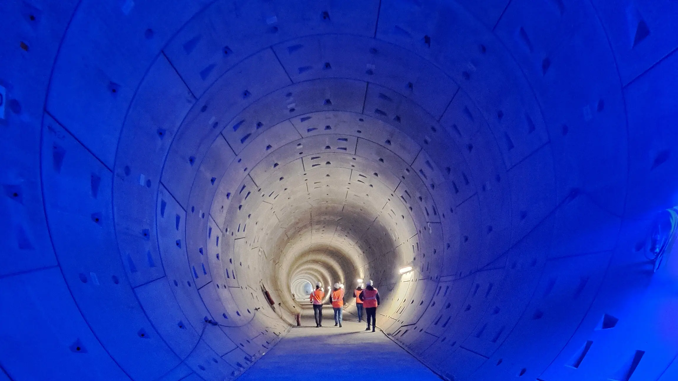 Das innere eines Tunnels in blauem Licht.