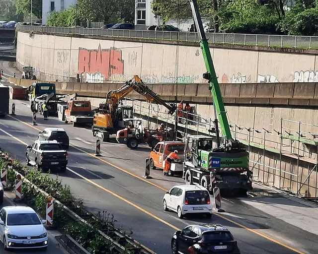 Baustelle an einer Straße.