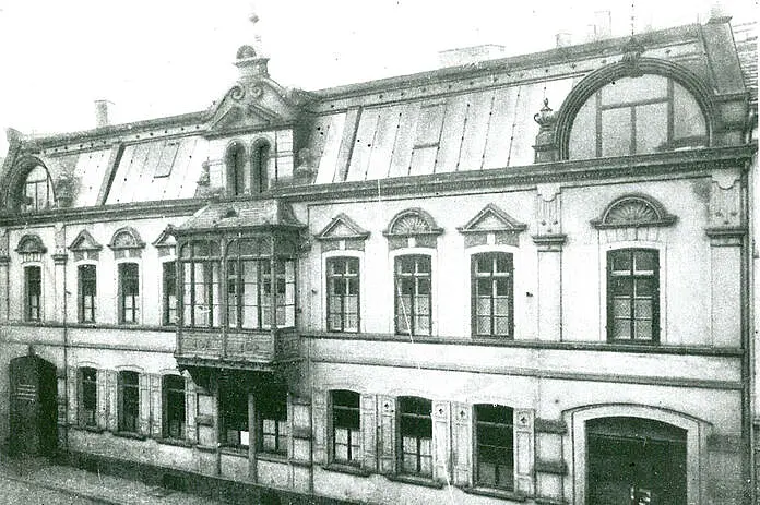 Ein altes Foto von einem weißen Gebäude.