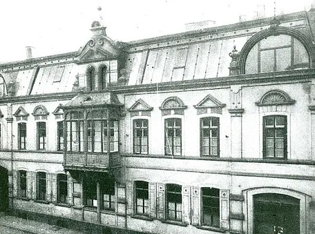 Ein altes Foto von einem weißen Gebäude.