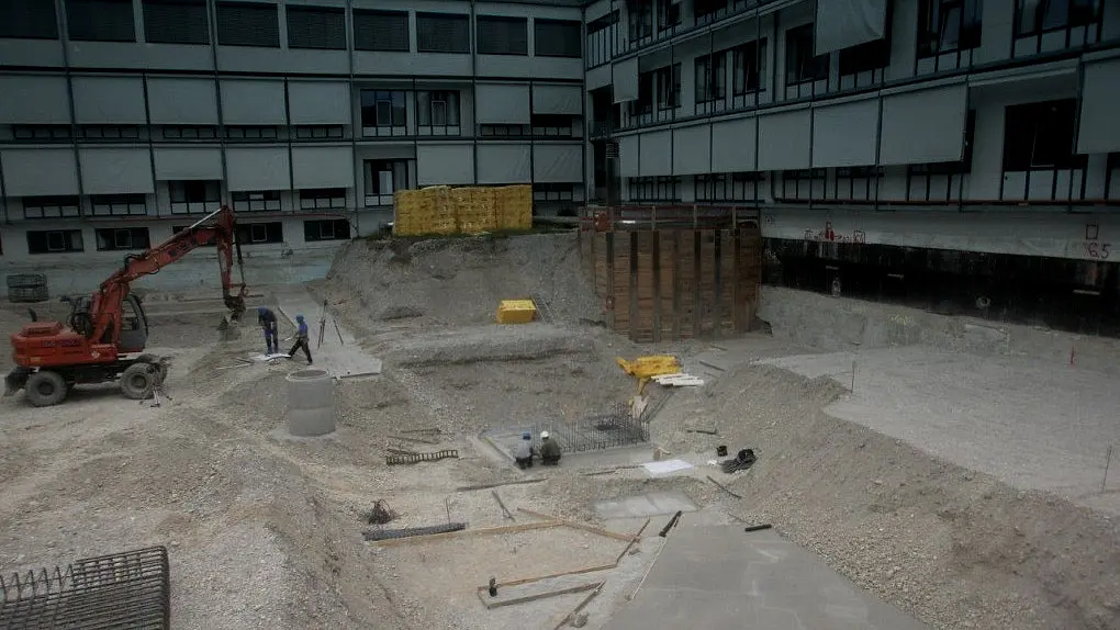 Ansicht auf die Baustelle mit Baugeräten, Beton.