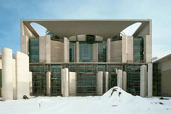 Das Bundeskanzleramt im Schnee. 