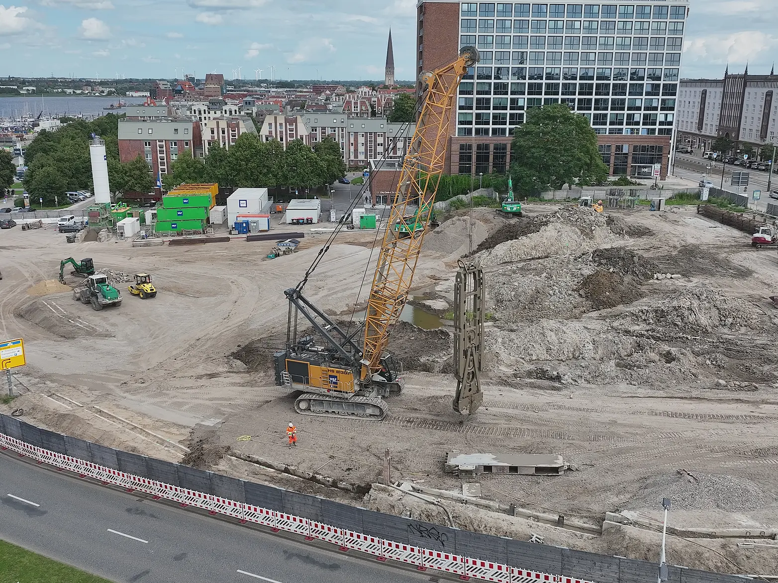 Baustelle aus Vogelperspektive mit Baugerät.
