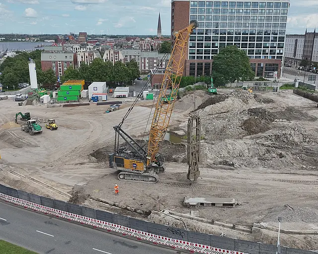 Baustelle aus Vogelperspektive mit Baugerät.