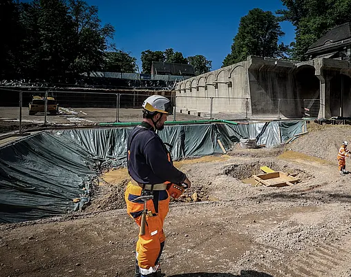 Arbeiter steuert Maschine.