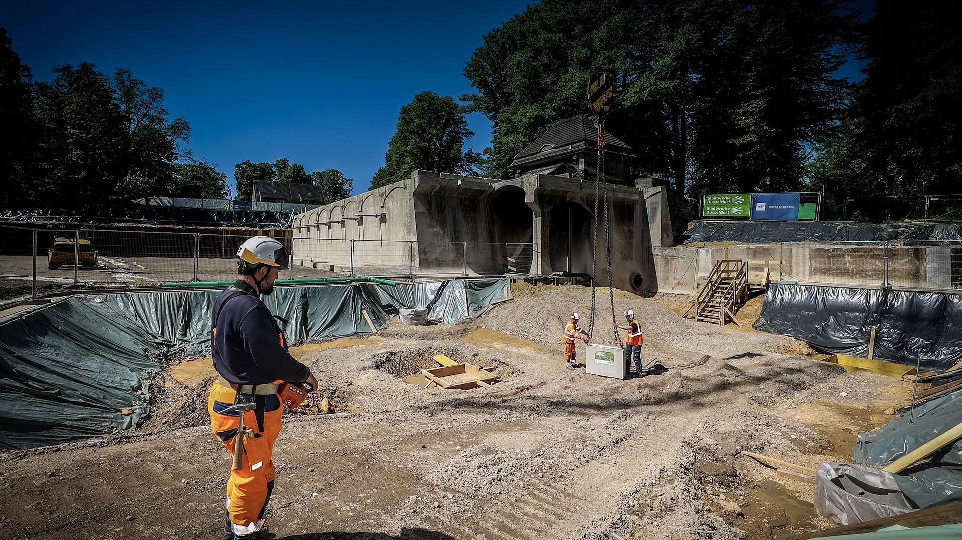 Arbeiter steuert Maschine.