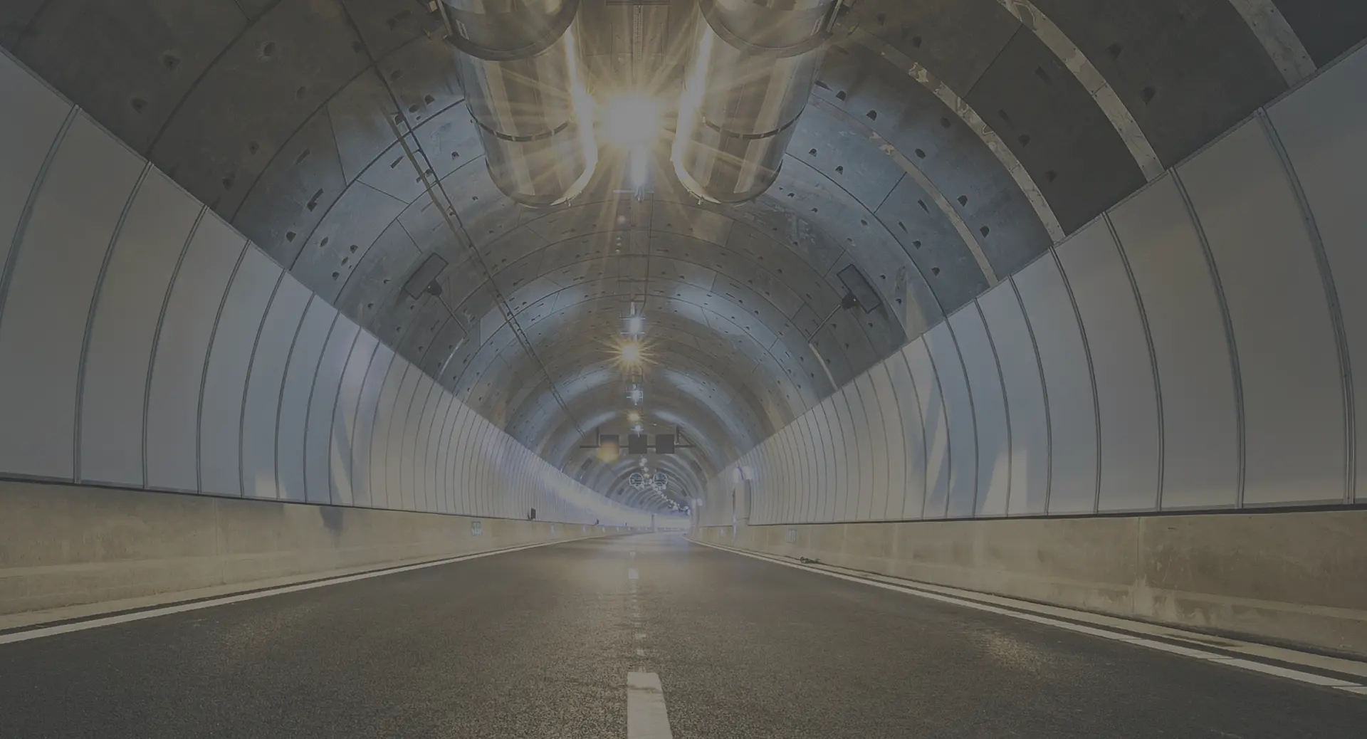 Ein fertiger Straßentunnel von innen mit einem hellen Lichtstrahl in der Mitte