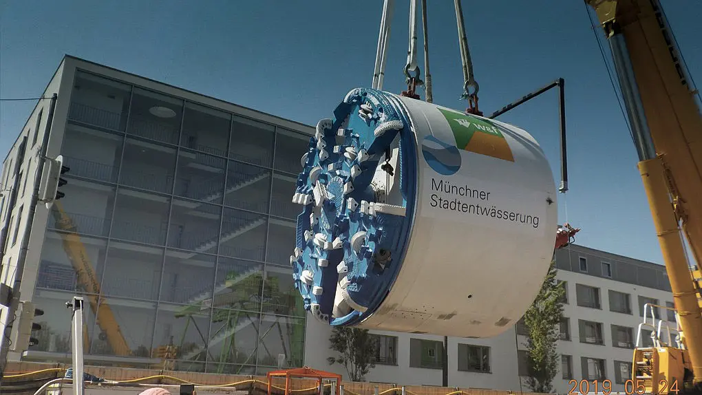 TBM mit blauem Schild.