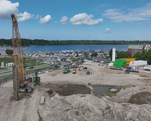 Baustelle aus Vogelperspektive mit Baugerät.