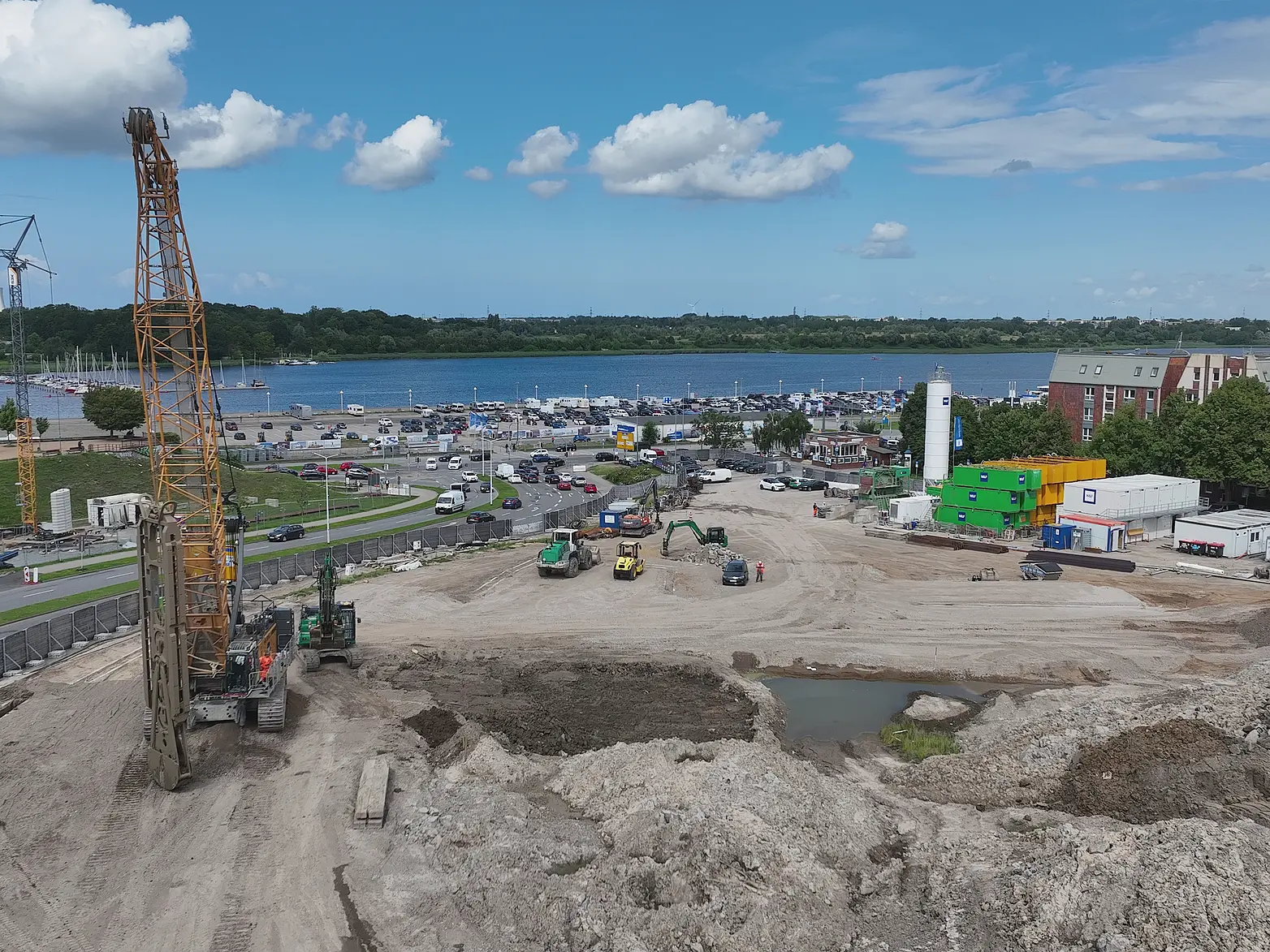 Baustelle aus Vogelperspektive mit Baugerät.