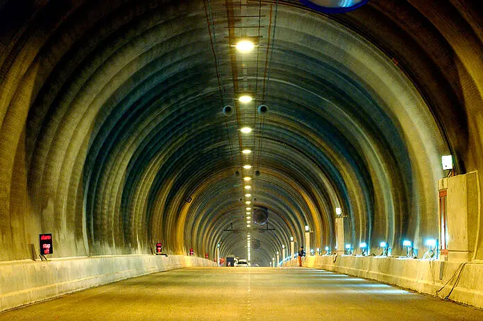 Ein beleuchteter Tunnel von innen.