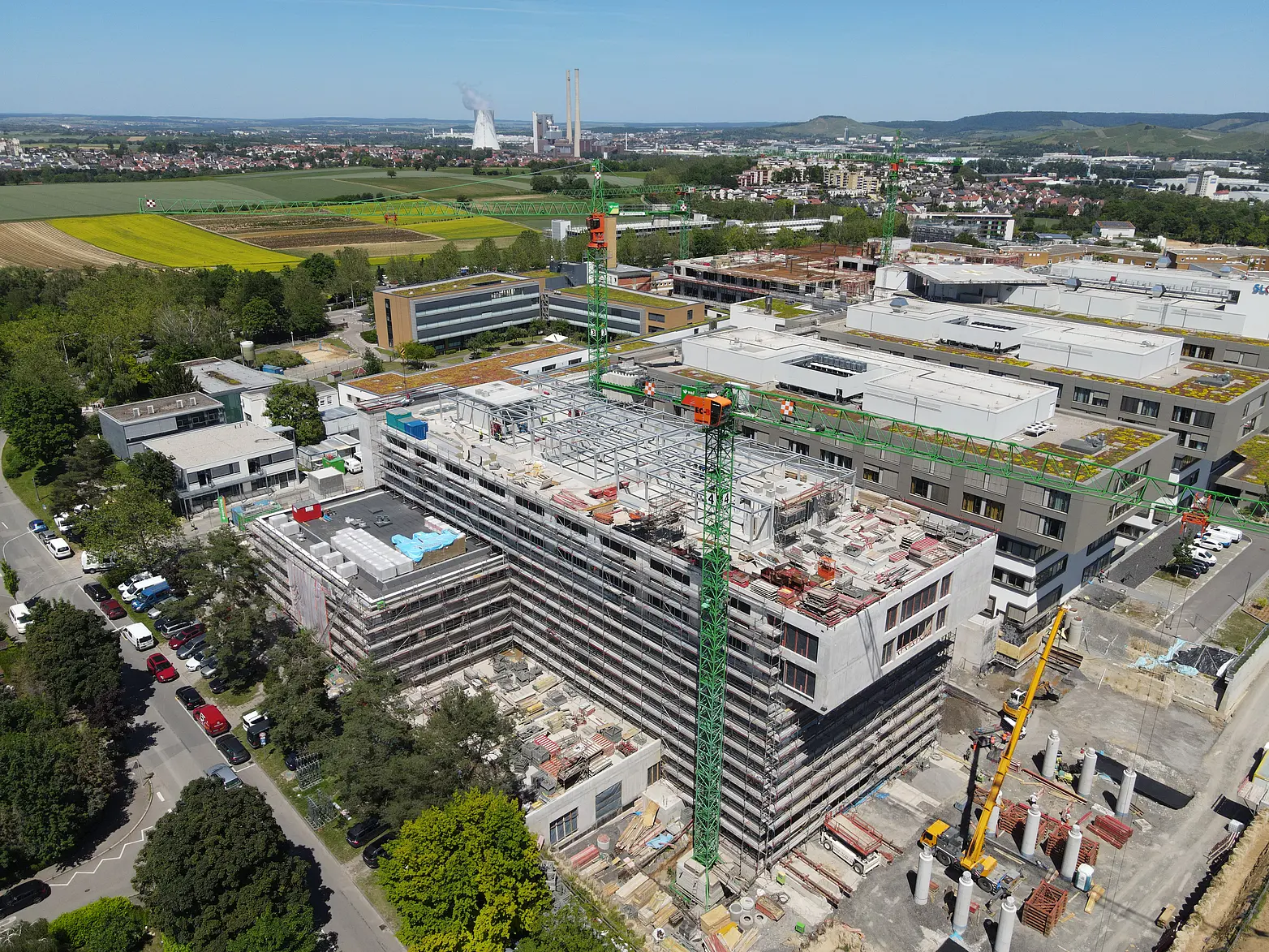 Der Neubau eines Klinikums, Kräne sind zu sehen. 