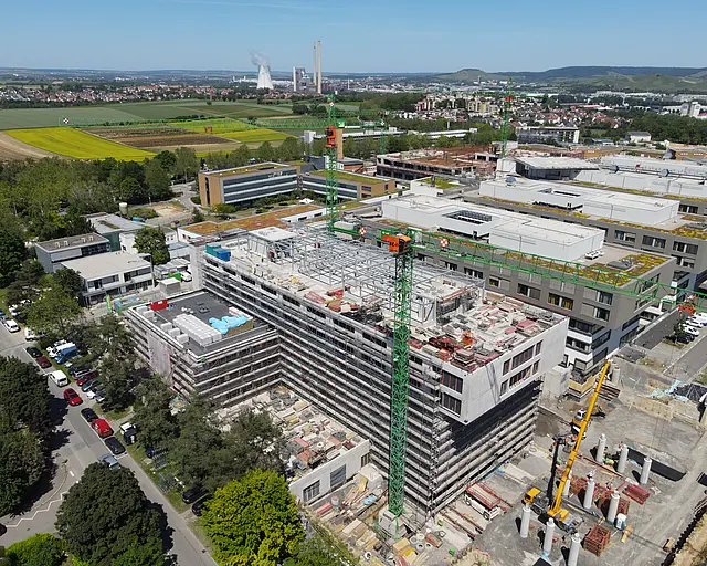 Der Neubau eines Klinikums, Kräne sind zu sehen. 