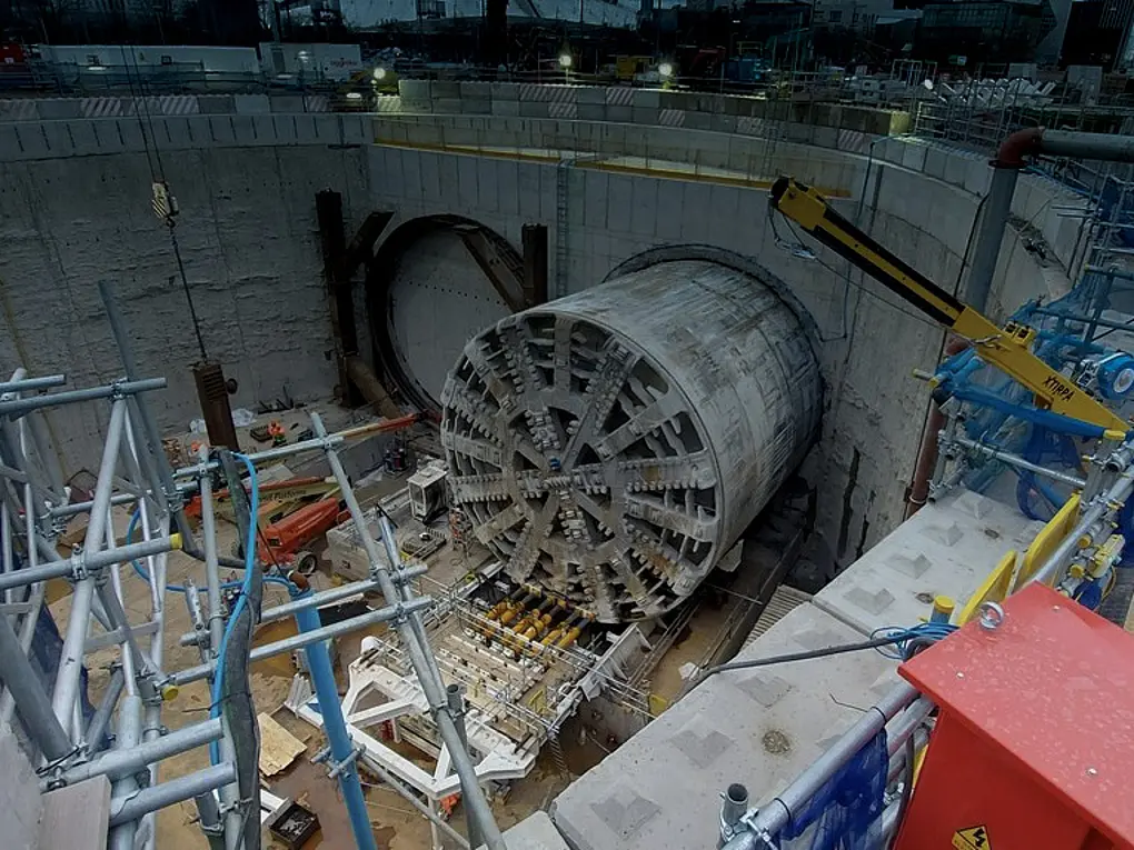 Schacht mit großer Tunnelbohrmaschine.