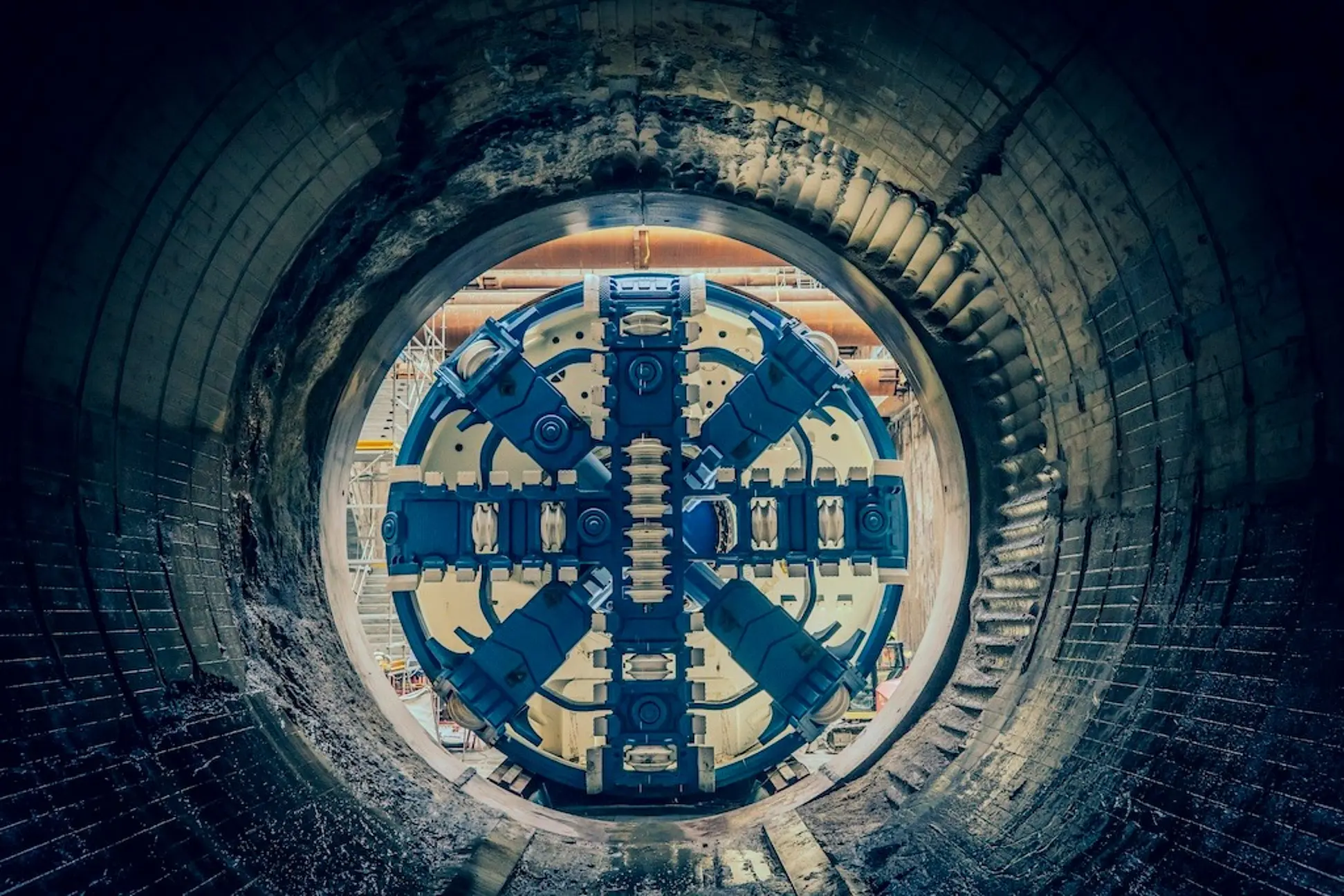 Eine Tunnelbohrmaschine in einem Tunnel.