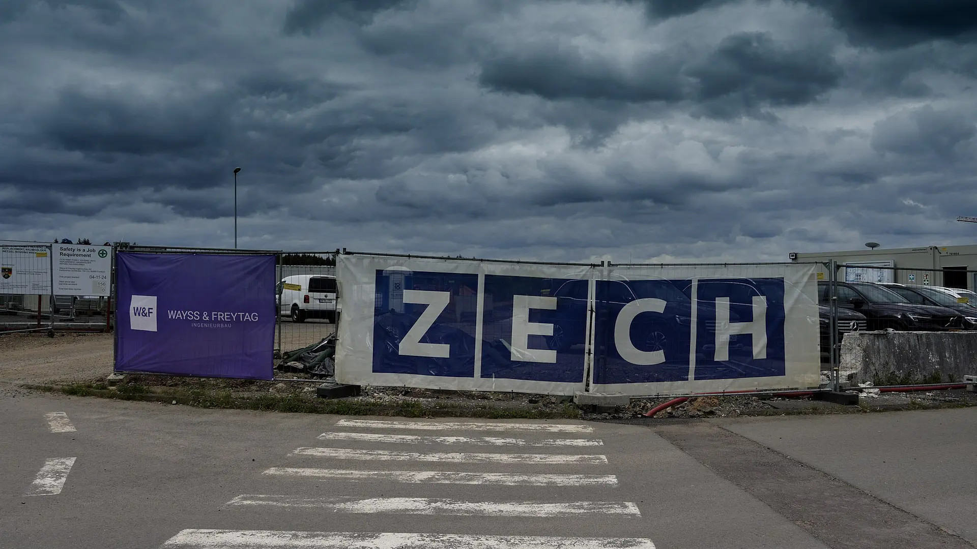 Zwei Unternehmenslogos nebeneinander (ZECH).