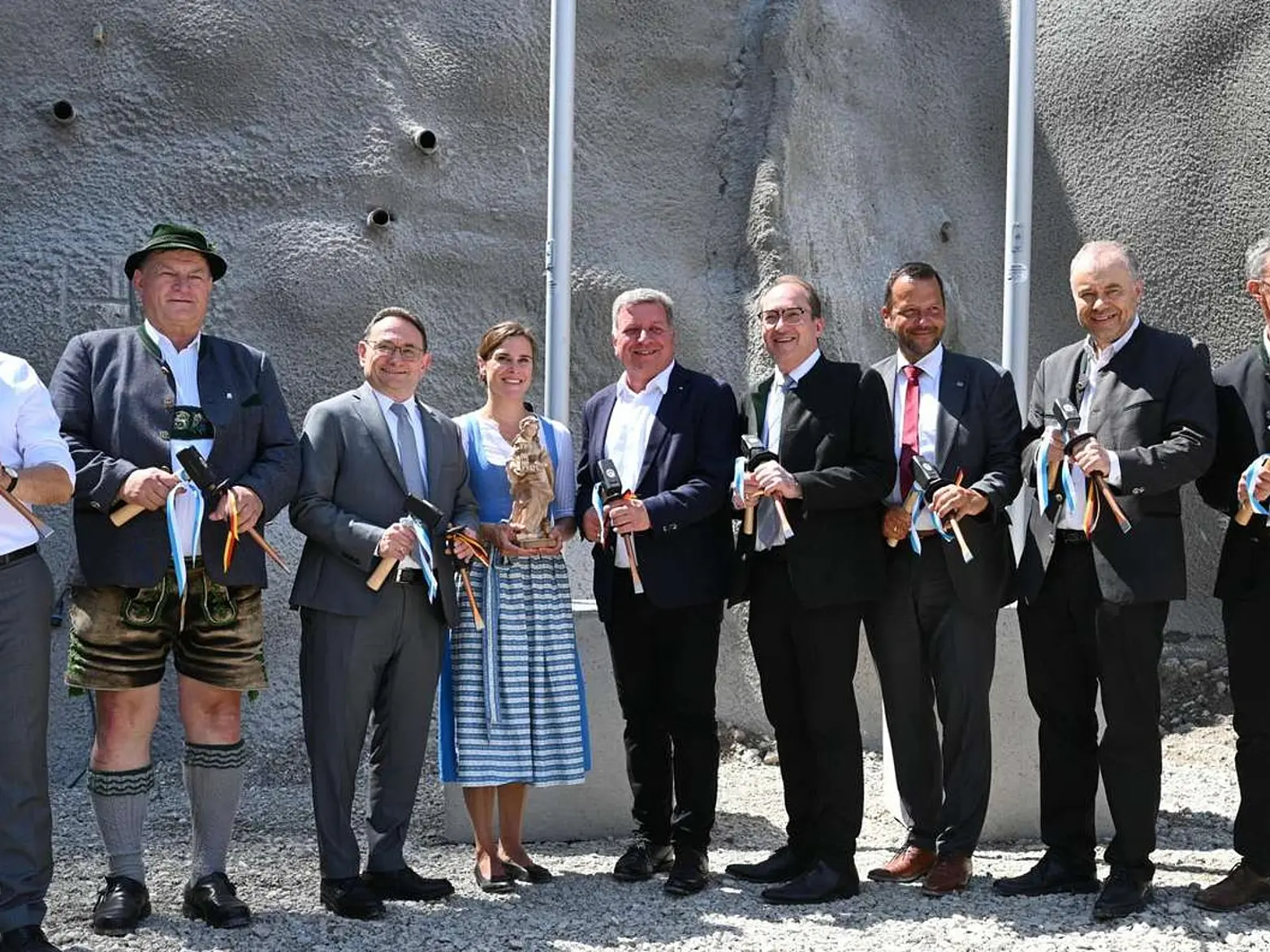 Eine Reihe von Menschen mit Hammer und Meißel in der Hand.