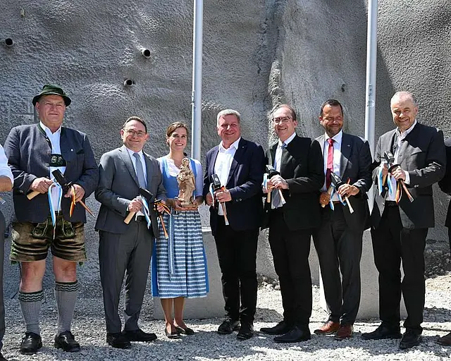 Eine Reihe von Menschen mit Hammer und Meißel in der Hand.